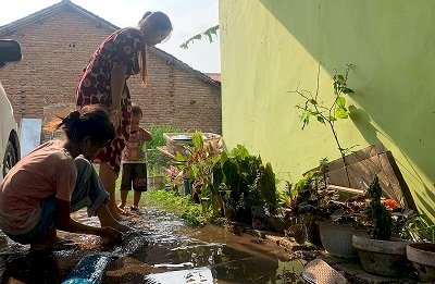 Masih Dilanda Kekeringan, Warga Desa Ajung Lakukan Sedot Air Sungai