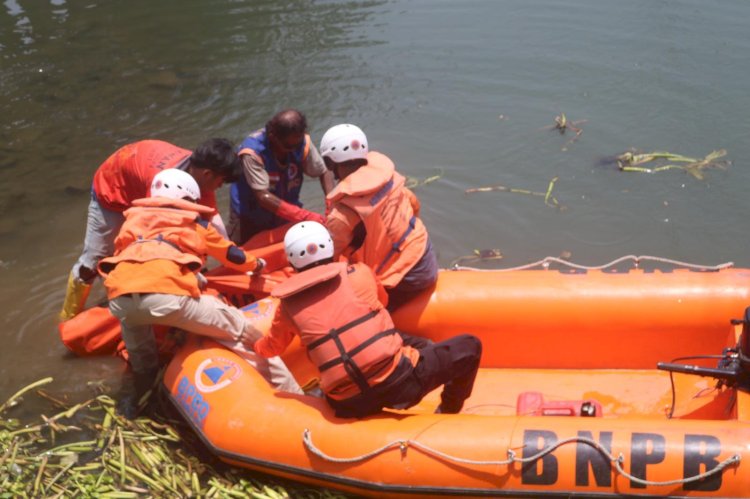 Jasad Pria Ditemukan Mengambang di Sungai Brantas