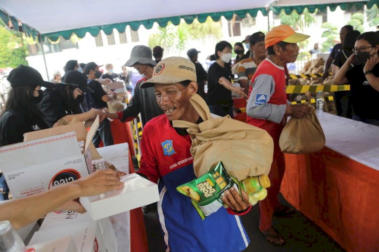 Gereja Mawar Sharon Bagikan Ribuan Paket Sembako