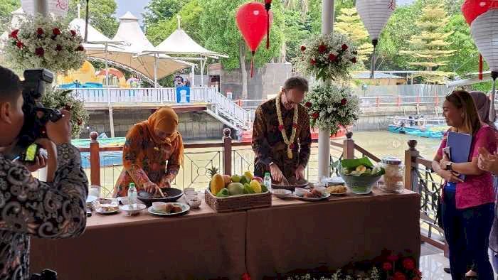 Tunjukkan Kepiawean pada Dubes Inggris, Khofifah Ajak Dominic Jermey Ngulek Rujak 