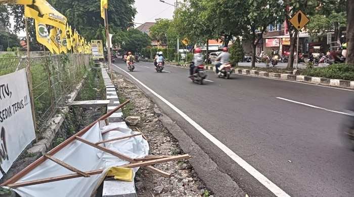 Baliho Caleg Golkar Timpa Pengguna Jalan di GKB Gresik, Nurhamim: Kami Bertanggungjawab dan Mohon Maaf