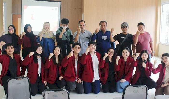 Mahasiswa Universitas Ciputra Sosialisasi Pentingnya Penggunaan Sosial Media di Kampung Jambangan