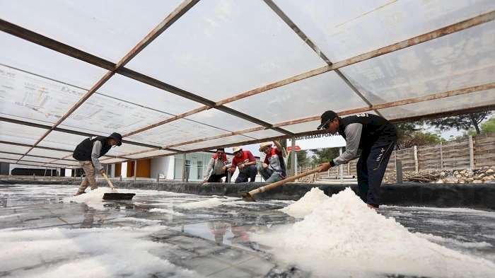 Tingkatkan Produksi Garam, PHE WMO Kembangkan Inovasi Terhadap Petani Garam Bangkalan