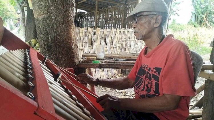 Perjuangan Sutoyo Lestarikan Angklung Khas Banyuwangi