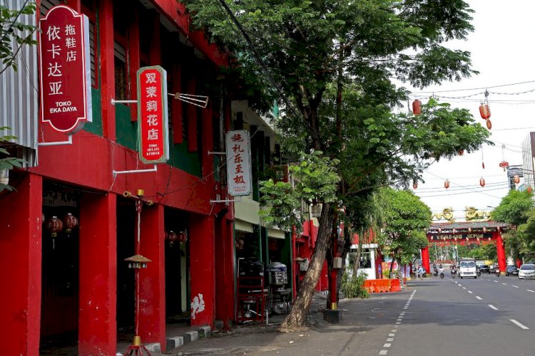 Perkuat Nuansa Chinatown, Kya-Kya Kembang Jepun Pasang Papan Bahasa Mandarin