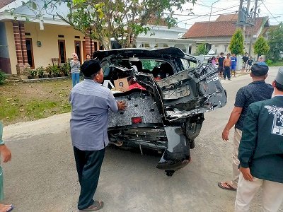 Mobil Berpenumpang Anggota DPRD Banyuwangi Tertabrak Kereta Api