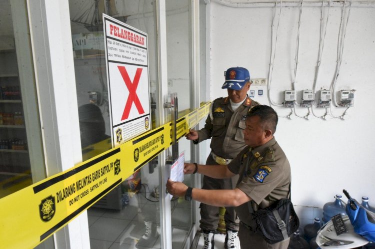 Satpol PP Segel Toko Jual Miras Bandel Tak Berizin