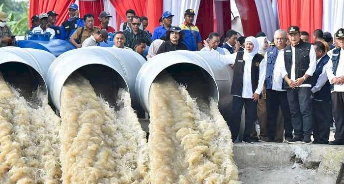 Resmikan Penambahan Kapasitas Pompa dan Genset di Pintu Air Kuro, Khofifah: Semoga Efektif Kurangi Banjir Bengawan Jero Lamongan