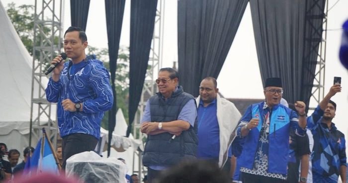 AHY dan SBY Nyanyi ‘Kamu Nggak Sendirian’ Bareng Ratusan Ribu Warga Lumajang