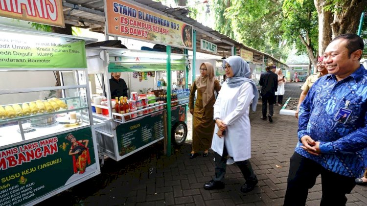 Dukung Warung Naik Kelas, BPR Jatim Beri Gerobak ke Puluhan PKL Banyuwangi