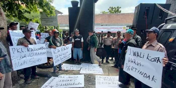 Tuntut Perhatian Pemkot Kediri,  Pedagang Pasar Loak Kaliombo Demo