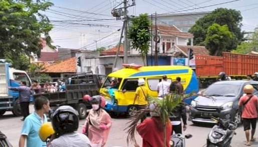 Ngangkut Pasien, Mobil Ambulans Seruduk Pikap