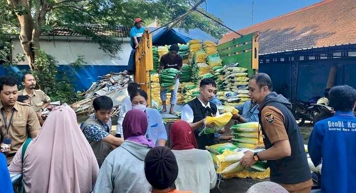 Operasi Pasar Beras Murah di Kota Kediri, Warga Rela Antre  Demi Beras Murah 