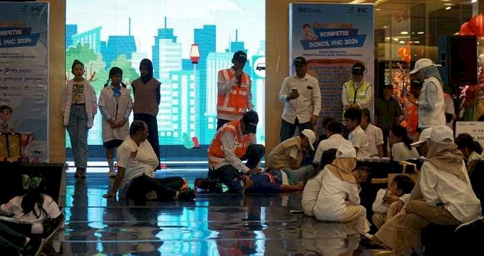 Tim P3K TPS Edukasi Pelajar SD Surabaya dalam Simulasi P3K