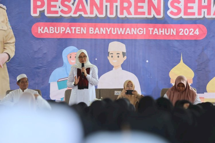 Bupati Ipuk Ajak Santri jadi Duta Anti-Bulliying saat Bunda Desa