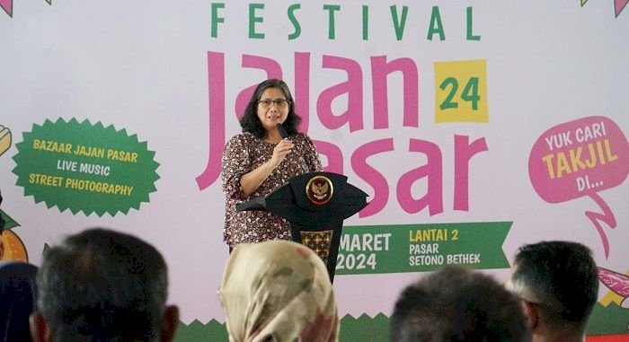 Pj Wali Kota Kediri Borong Makanan di Festival Jajan Pasar 2024 
