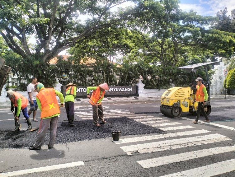 Satgas Jalan Berlubang Dinas PU CKPP Banyuwangi Gencar Perbaiki Jalan Jelang Lebaran