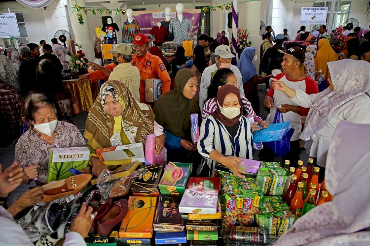 GOW Surabaya Bagikan 31 Ribu Barang Gratis kepada 6.000 Keluarga Miskin