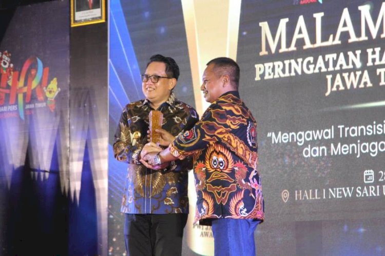 Terima PWI Jatim Award, Pj Gubernur Jatim Dukung Penuh Kegiatan Pers