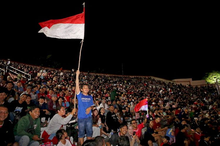 Puluhan Ribu Suporter Padati Stadion G10N