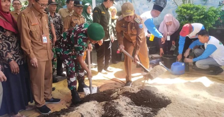 Tekan Kemiskinan Estrem, Pemkab Berikan Bantuan Benih Pisang, Pupuk Organik dan Pompa Air