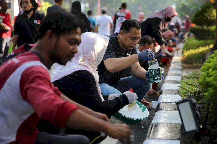 Sambut Hari Jadi, Cat Ulang Curbing Median Jalan