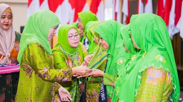 Wujud Komitmen Muslimat NU untuk Indonesia Emas 2045, Khofifah Kukuhkan Bunda Asuh Peduli Stunting NTT