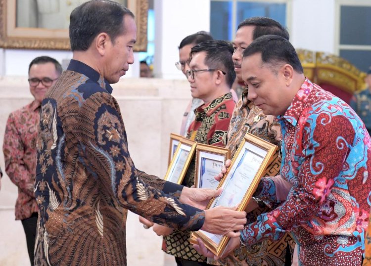 Jokowi Serahkan Penghargaan kepada Pemkot Surabaya