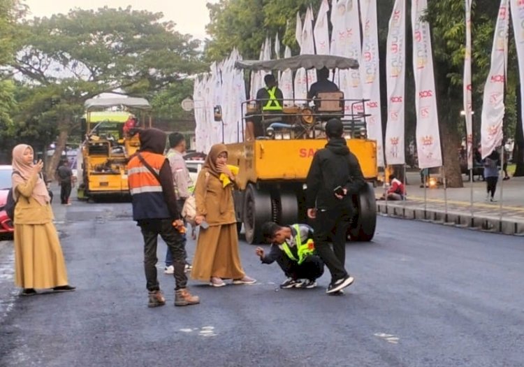 Pastikan Kualitas Aspal, Dinas PU CKPP Banyuwangi Uji Coba Pengaspalan Jalan