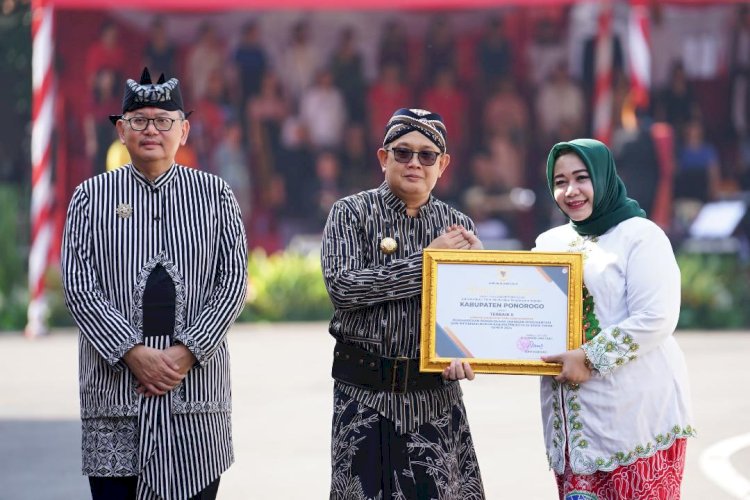 Masyarakat Ikuti Upacara Hari Lahir Pancasila di Grahadi