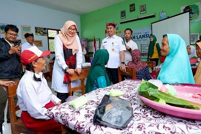 Bupati Ipuk Tinjau Sekolah Lansia