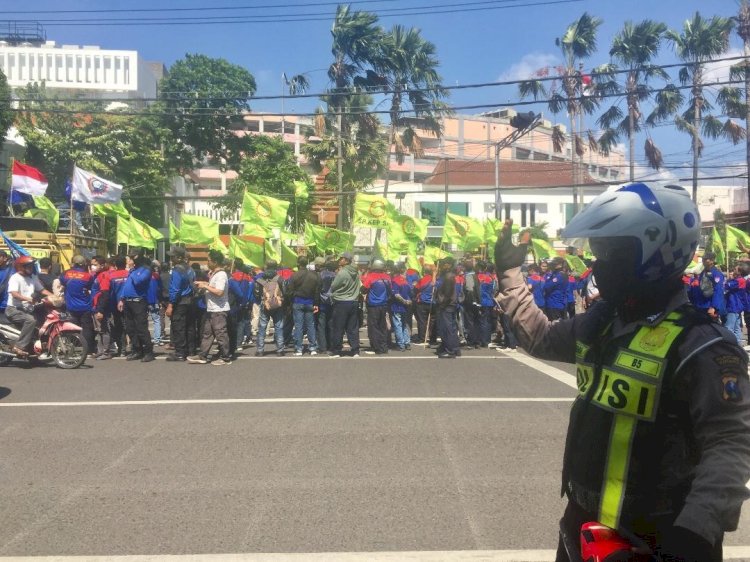 Ratusan Buruh Demo Kantor DPRD Jatim Tolak Tapera