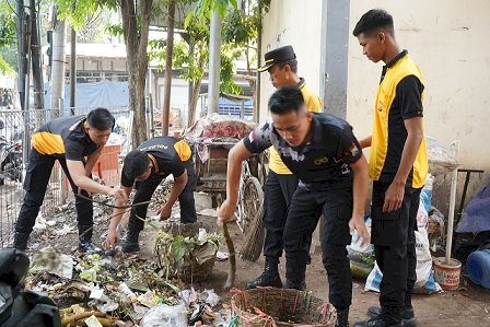 Polisi Bersih-Bersih Pasar Sambut HUT Bhayangkara