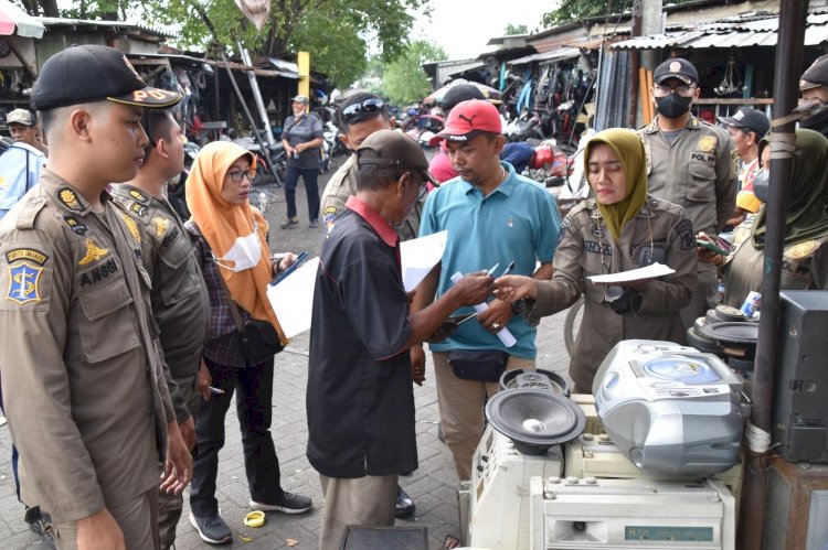 Satpol PP Tertibkan PKL Pasar Loak Dupak