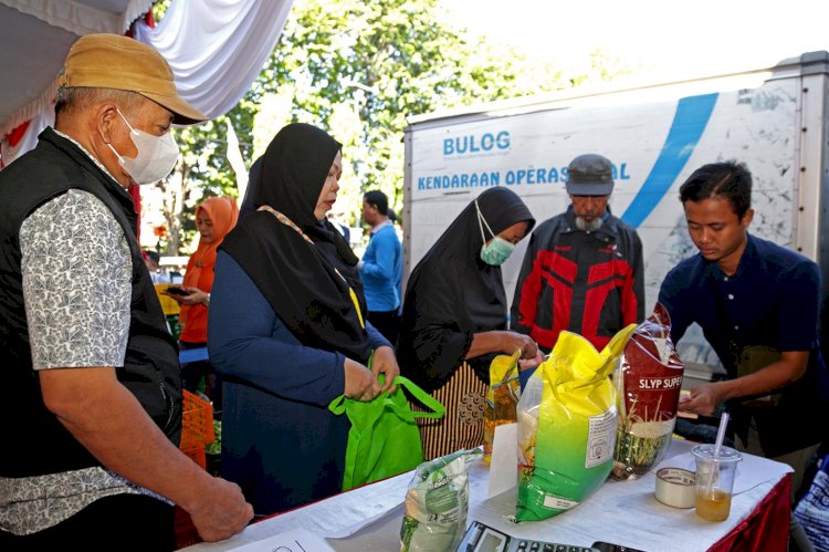 Gerakan Pangan Murah di Kecamatan Sukolilo, Warga Borong Bahan Pokok