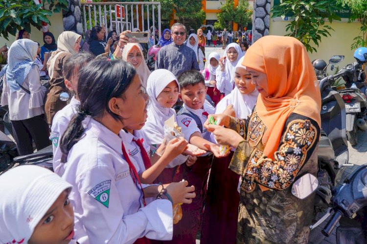 Khofifah Sapa Siswa SDN Margorejo VI/524 Sepulang Haji