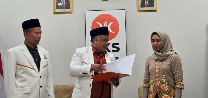 Kang Irwan Serahkan SK DPP PKS untuk Ikfina dan Ning Ita Maju Cakada Kabupaten dan Kota Mojokerto