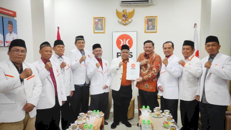 PKS Serahkan SK DPP untuk 3 Calon Bupati