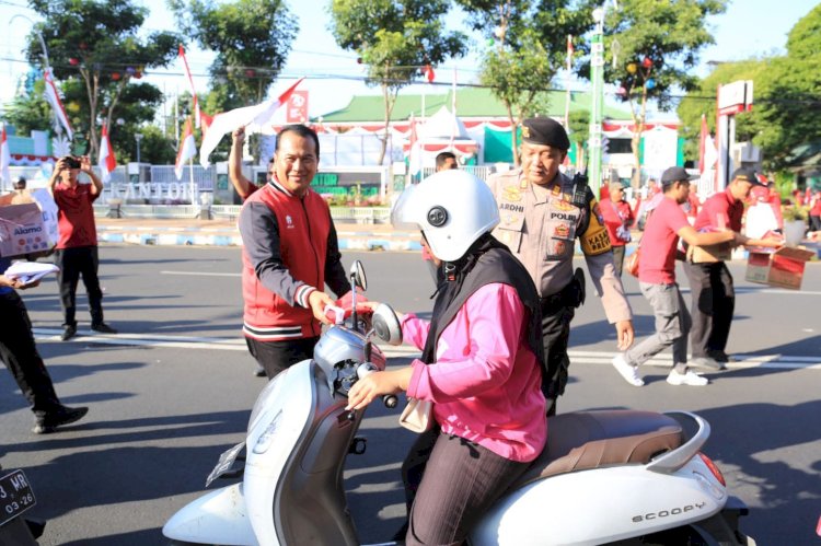 Pemkot Probolinggo Bagi-Bagi Bendera Merah Putih