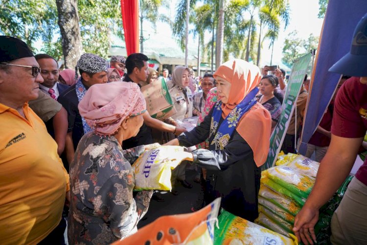 Ika Unair Bondowoso Gelar Bazar Murah, Beras dan Telur Diserbu Masyarakat