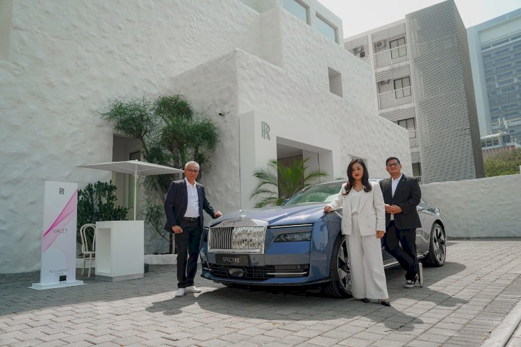 Mobil Listrik Mewah Rolls-Royce Spectre Hadir di Surabaya