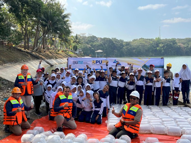 Hari Konservasi Alam, Jasa Tirta I Tebar 160 Ribu Bibit Ikan di Tiga Waduk