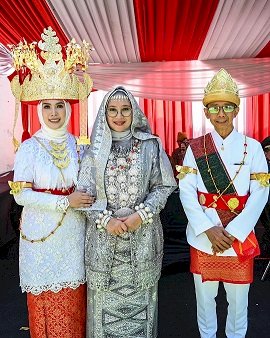 Parade Busana Adat Nusantara di Upacara Kemerdekaan RI Banyuwangi