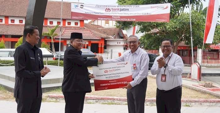 Bank Jatim Beri CSR Replika Pesawat di Blitar