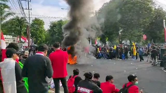 Kawal Putusan MK, Ratusan Demonstran Tuntut KPU dan DPRD Banyuwangi Tolak Revisi UU Pilkada