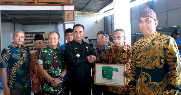 Dukung Pengembangan Usaha, Pj Bupati Ugas Serahkan Hibah Alat Produksi