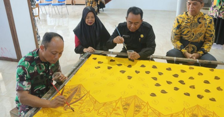 Pj Bupati Ugas Apresiasi Produk Batik Probolinggo