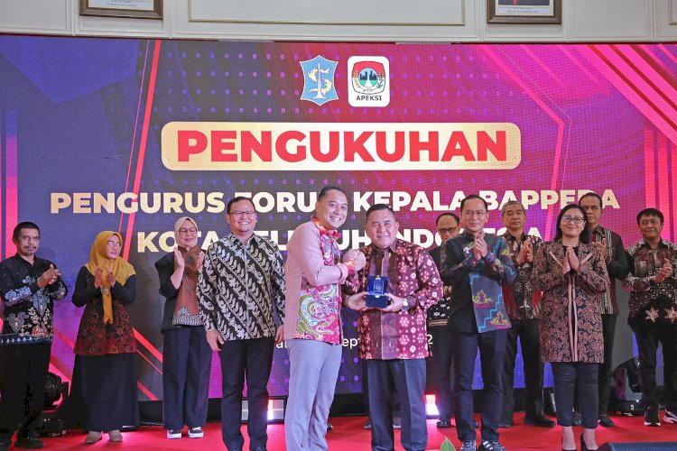 Eri Cahyadi Kukuhkan Pengurus Forum Bakti