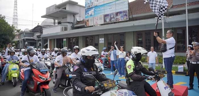 PLN Peringati HPN 2024,  Gelar Konvoi Motor Listrik di Kota Malang