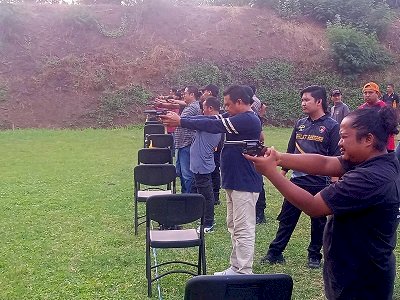 Bentuk Sinergitas, Polisi dan Wartawan Latihan Menembak